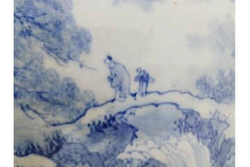 時代物　明治期　伊万里　高さ約60cm　緻密な山水図が描かれた染付の花瓶　(R-091430)