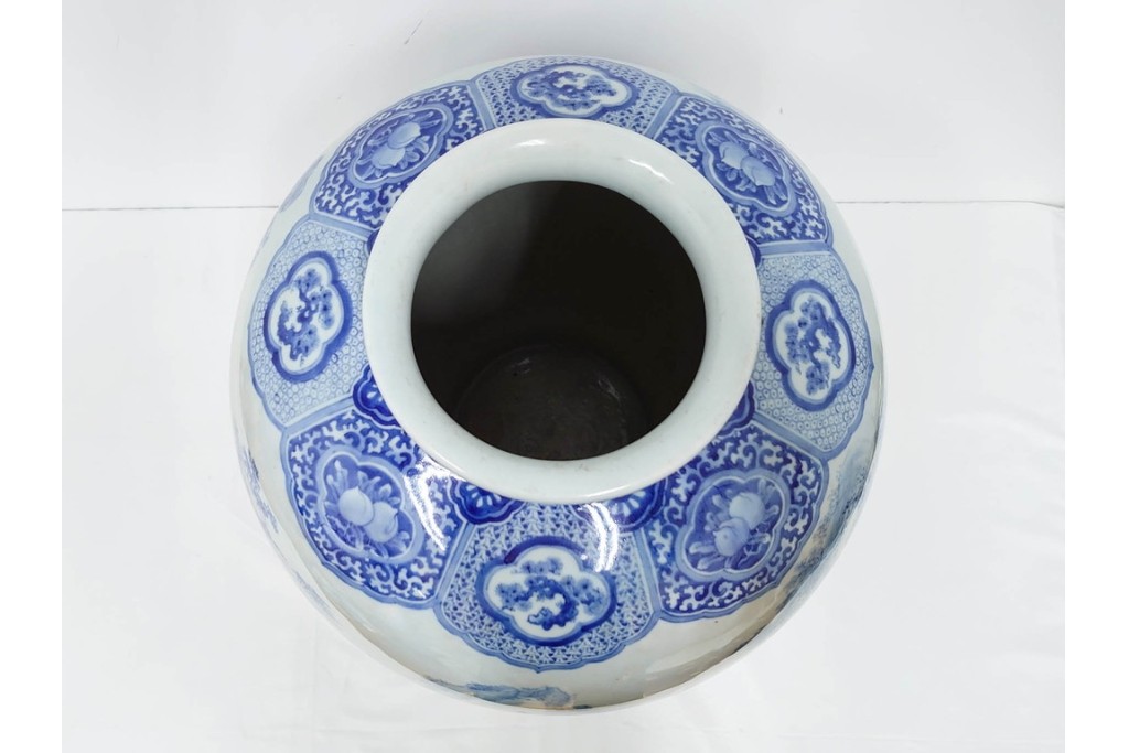 時代物　明治期　伊万里　高さ約60cm　緻密な山水図が描かれた染付の花瓶　(R-091430)