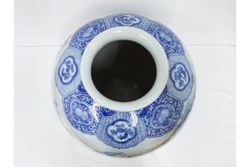 時代物　明治期　伊万里　高さ約60cm　緻密な山水図が描かれた染付の花瓶　(R-091430)
