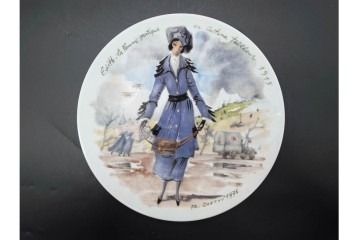 フランス　LIMOGES(リモージュ)　アンリ・ダルソー社　色鮮やかな女性の装いを描いたプレート6枚セット　(R-091441)