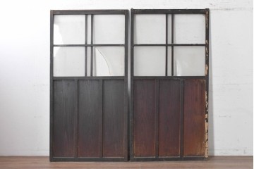 アンティーク建具　大正期から昭和初期　深みのある色合いのガラス入り引き戸2枚セット　(R-091452)