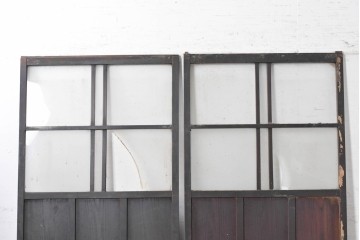 アンティーク建具　大正期から昭和初期　深みのある色合いのガラス入り引き戸2枚セット　(R-091452)
