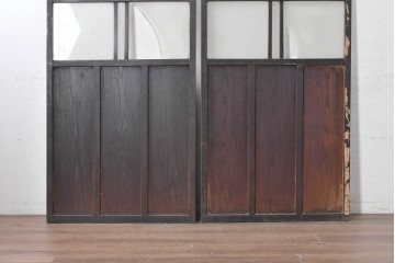 アンティーク建具　大正期から昭和初期　深みのある色合いのガラス入り引き戸2枚セット　(R-091452)