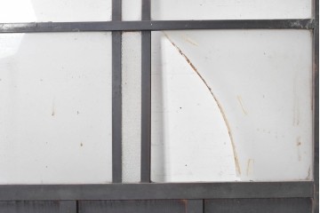 アンティーク建具　大正期から昭和初期　深みのある色合いのガラス入り引き戸2枚セット　(R-091452)