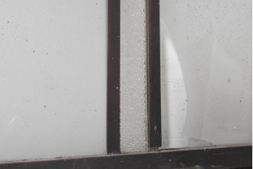 アンティーク建具　大正期から昭和初期　深みのある色合いのガラス入り引き戸2枚セット　(R-091452)