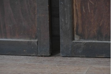 アンティーク建具　大正期から昭和初期　深みのある色合いのガラス入り引き戸2枚セット　(R-091452)