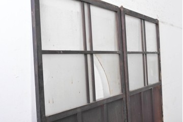 アンティーク建具　大正期から昭和初期　深みのある色合いのガラス入り引き戸2枚セット　(R-091452)