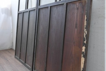 アンティーク建具　大正期から昭和初期　深みのある色合いのガラス入り引き戸2枚セット　(R-091452)