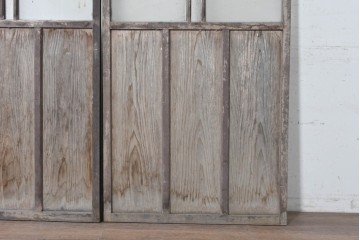 アンティーク建具　大正期から昭和初期　深みのある色合いのガラス入り引き戸2枚セット　(R-091452)