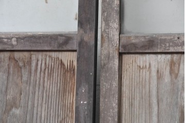 アンティーク建具　大正期から昭和初期　深みのある色合いのガラス入り引き戸2枚セット　(R-091452)
