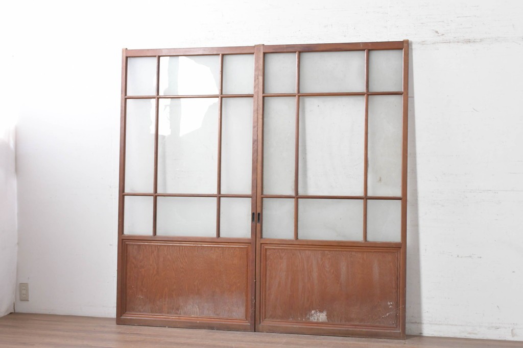 アンティーク建具　昭和初期から昭和中期　上手物!!　細身の桟と腰板を端正に組み上げた作りの良いガラス戸2枚セット　(R-091454)