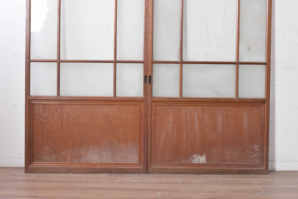 アンティーク建具　昭和初期から昭和中期　上手物!!　細身の桟と腰板を端正に組み上げた作りの良いガラス戸2枚セット　(R-091454)