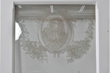 イギリスアンティーク建具　1890年から1910年頃　詩人ラ・フォンテーヌの肖像画を描いたエッチングガラス入りドア1枚　(R-091457)