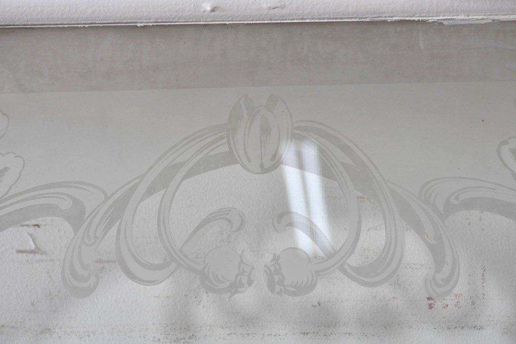 イギリスアンティーク建具　1890年から1910年頃　花を優美に描いたエッチングガラス入りドア1枚　(R-091458)