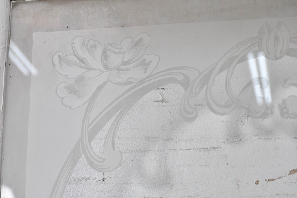 イギリスアンティーク建具　1890年から1910年頃　花を優美に描いたエッチングガラス入りドア1枚　(R-091458)