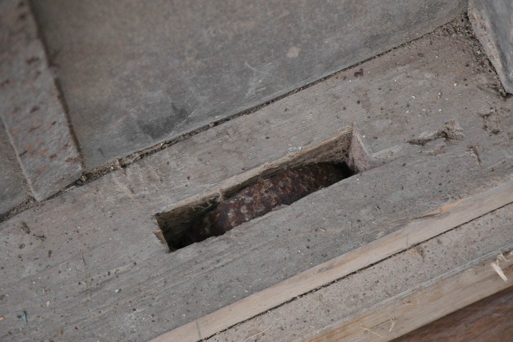 アンティーク建具　明治から大正期　素朴で味わい深いきつね格子蔵戸1枚　(R-091459)