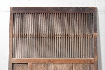 アンティーク建具　明治から大正期　縦格子と鉄金具が和の趣を添える格子蔵戸1枚　(R-091460)