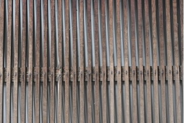 アンティーク建具　明治から大正期　縦格子と鉄金具が和の趣を添える格子蔵戸1枚　(R-091460)