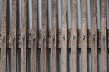 アンティーク建具　明治から大正期　縦格子と鉄金具が和の趣を添える格子蔵戸1枚　(R-091460)