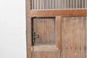 アンティーク建具　明治から大正期　縦格子と鉄金具が和の趣を添える格子蔵戸1枚　(R-091460)