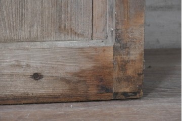 アンティーク建具　明治から大正期　縦格子と鉄金具が和の趣を添える格子蔵戸1枚　(R-091460)