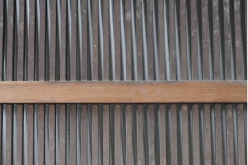 アンティーク建具　明治から大正期　縦格子と鉄金具が和の趣を添える格子蔵戸1枚　(R-091460)