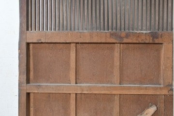 アンティーク建具　明治から大正期　縦格子と鉄金具が和の趣を添える格子蔵戸1枚　(R-091460)