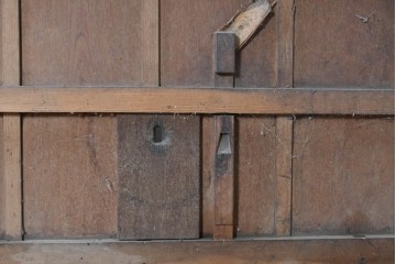 アンティーク建具　明治から大正期　縦格子と鉄金具が和の趣を添える格子蔵戸1枚　(R-091460)