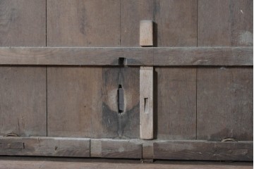 アンティーク建具　明治から大正期　栗材　赤みを帯びた色合いと縦格子が味わい深い格子蔵戸1枚　(R-091462)