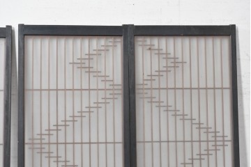 ヴィンテージ建具　昭和中期　腰板黒柿材　流れるような組子意匠が美しい片面ガラスの書院戸4枚セット　(R-091464)