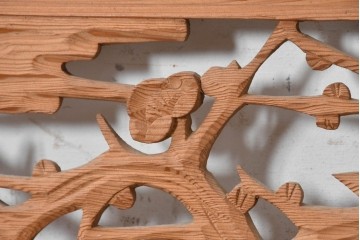 ヴィンテージ建具　昭和後期　豊かな木目と松竹梅の透かし彫りが華やかな欄間2枚セット　(R-091466)