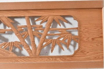 ヴィンテージ建具　昭和後期　豊かな木目と松竹梅の透かし彫りが華やかな欄間2枚セット　(R-091466)