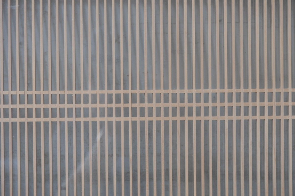 ヴィンテージ建具　昭和後期　端正な佇まいの両面ガラス入り筬欄間2枚セット　(R-091469)