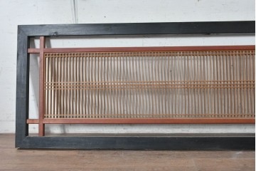 アンティーク建具　昭和初期から昭和中期　黒い外枠がレトロな筬欄間2枚セット　(R-091471)