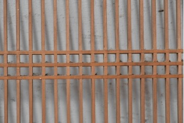 アンティーク建具　昭和初期から昭和中期　黒い外枠がレトロな筬欄間2枚セット　(R-091471)