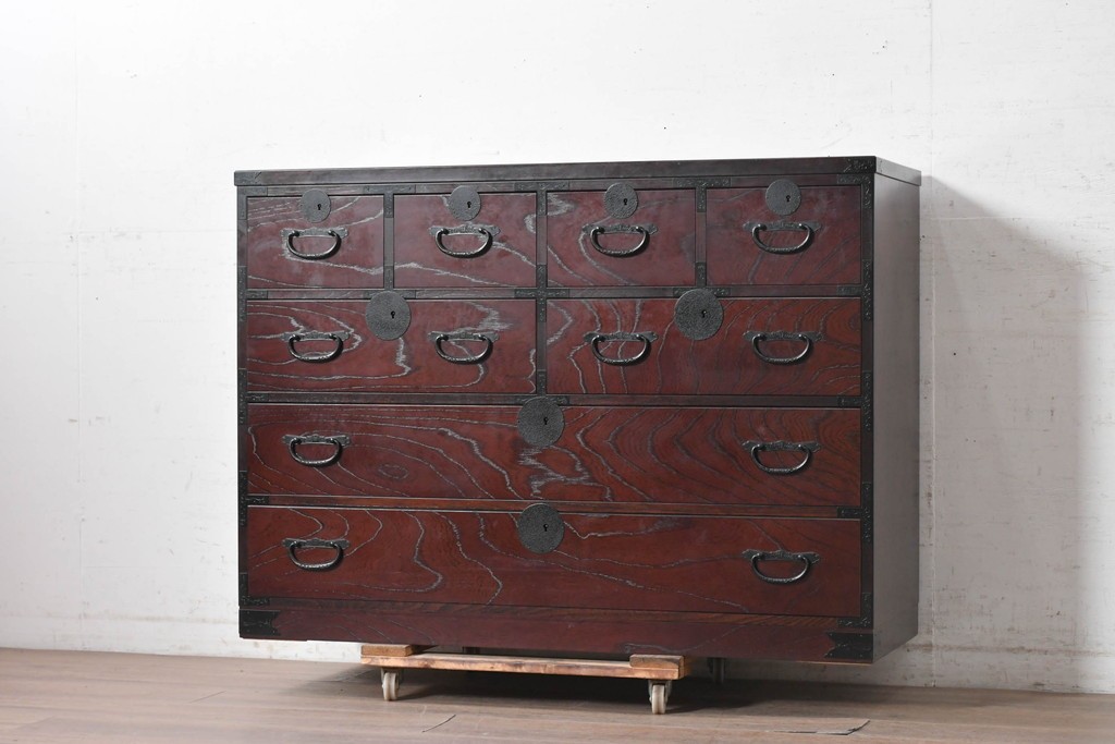 中古　美品　国産　青木産業　江戸シリーズ　欅(ケヤキ)材　重厚な金具使いと力強い杢目が魅力の整理箪笥　(R-091473)