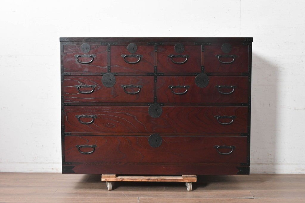 中古　美品　国産　青木産業　江戸シリーズ　欅(ケヤキ)材　重厚な金具使いと力強い杢目が魅力の整理箪笥　(R-091473)