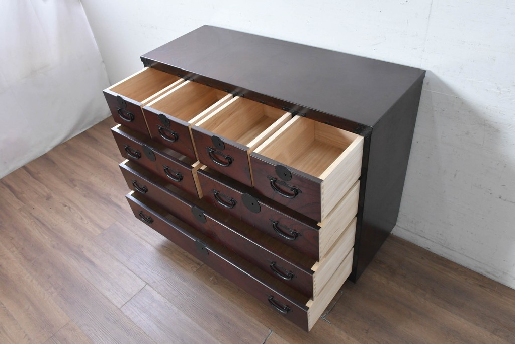 中古　美品　国産　青木産業　江戸シリーズ　欅(ケヤキ)材　重厚な金具使いと力強い杢目が魅力の整理箪笥　(R-091473)