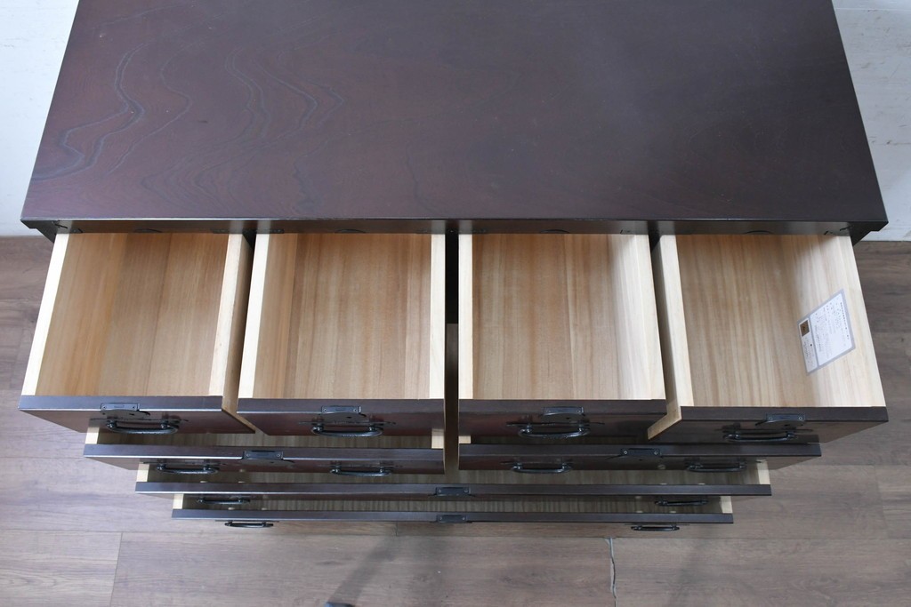 中古　美品　国産　青木産業　江戸シリーズ　欅(ケヤキ)材　重厚な金具使いと力強い杢目が魅力の整理箪笥　(R-091473)