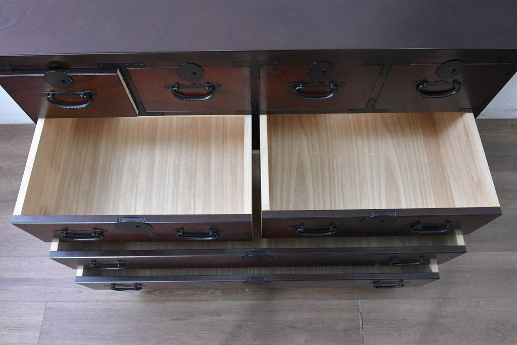 中古　美品　国産　青木産業　江戸シリーズ　欅(ケヤキ)材　重厚な金具使いと力強い杢目が魅力の整理箪笥　(R-091473)