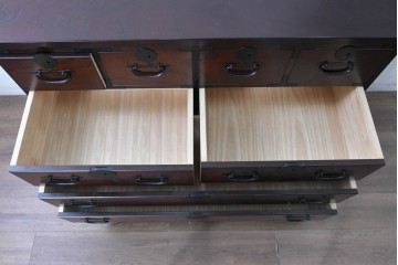 中古　美品　国産　青木産業　江戸シリーズ　欅(ケヤキ)材　重厚な金具使いと力強い杢目が魅力の整理箪笥　(R-091473)