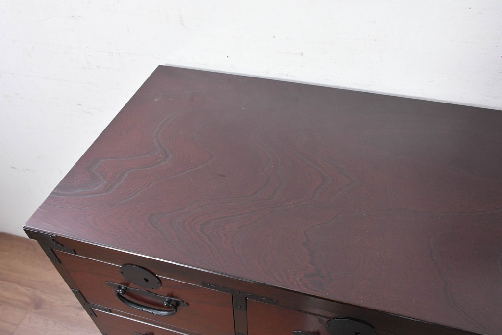 中古　美品　国産　青木産業　江戸シリーズ　欅(ケヤキ)材　重厚な金具使いと力強い杢目が魅力の整理箪笥　(R-091473)