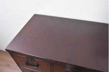 中古　美品　国産　青木産業　江戸シリーズ　欅(ケヤキ)材　重厚な金具使いと力強い杢目が魅力の整理箪笥　(R-091473)