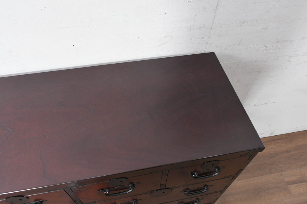 中古　美品　国産　青木産業　江戸シリーズ　欅(ケヤキ)材　重厚な金具使いと力強い杢目が魅力の整理箪笥　(R-091473)