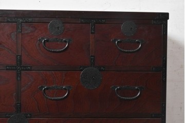中古　美品　国産　青木産業　江戸シリーズ　欅(ケヤキ)材　重厚な金具使いと力強い杢目が魅力の整理箪笥　(R-091473)