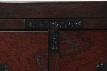 中古　美品　国産　青木産業　江戸シリーズ　欅(ケヤキ)材　重厚な金具使いと力強い杢目が魅力の整理箪笥　(R-091473)