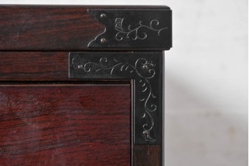 中古　美品　国産　青木産業　江戸シリーズ　欅(ケヤキ)材　重厚な金具使いと力強い杢目が魅力の整理箪笥　(R-091473)