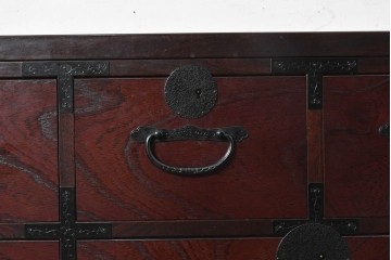 中古　美品　国産　青木産業　江戸シリーズ　欅(ケヤキ)材　重厚な金具使いと力強い杢目が魅力の整理箪笥　(R-091473)