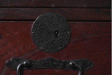 中古　美品　国産　青木産業　江戸シリーズ　欅(ケヤキ)材　重厚な金具使いと力強い杢目が魅力の整理箪笥　(R-091473)