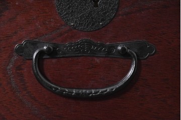 中古　美品　国産　青木産業　江戸シリーズ　欅(ケヤキ)材　重厚な金具使いと力強い杢目が魅力の整理箪笥　(R-091473)